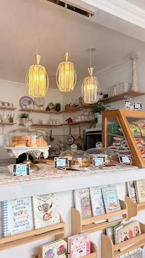 Area display buku dan makanan Omah Tilem Cafe