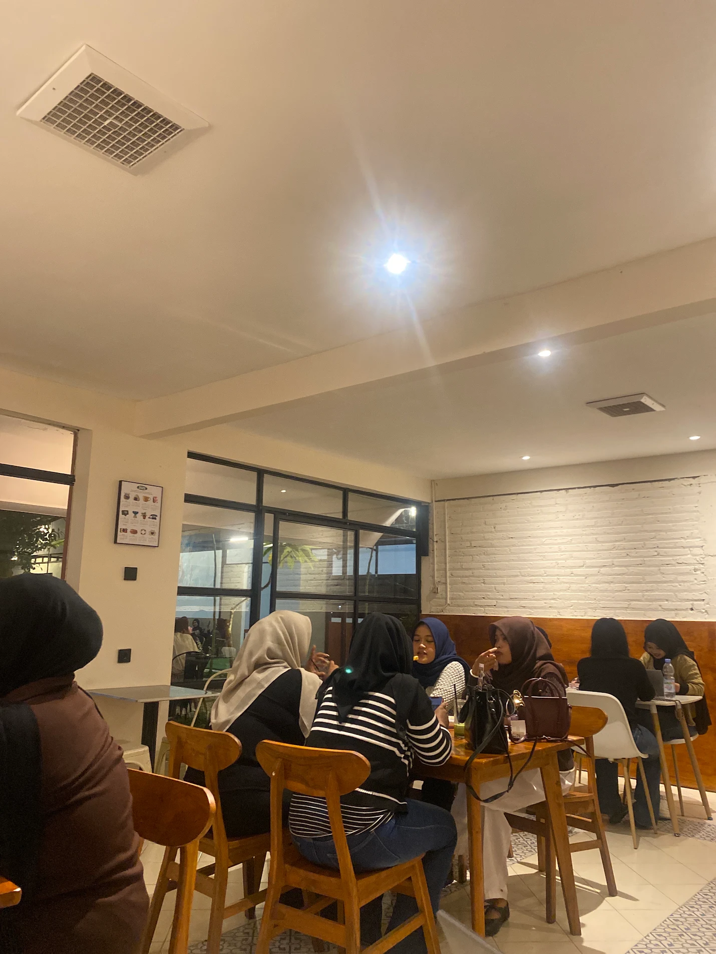 Suasana indoor Overtime Coffee