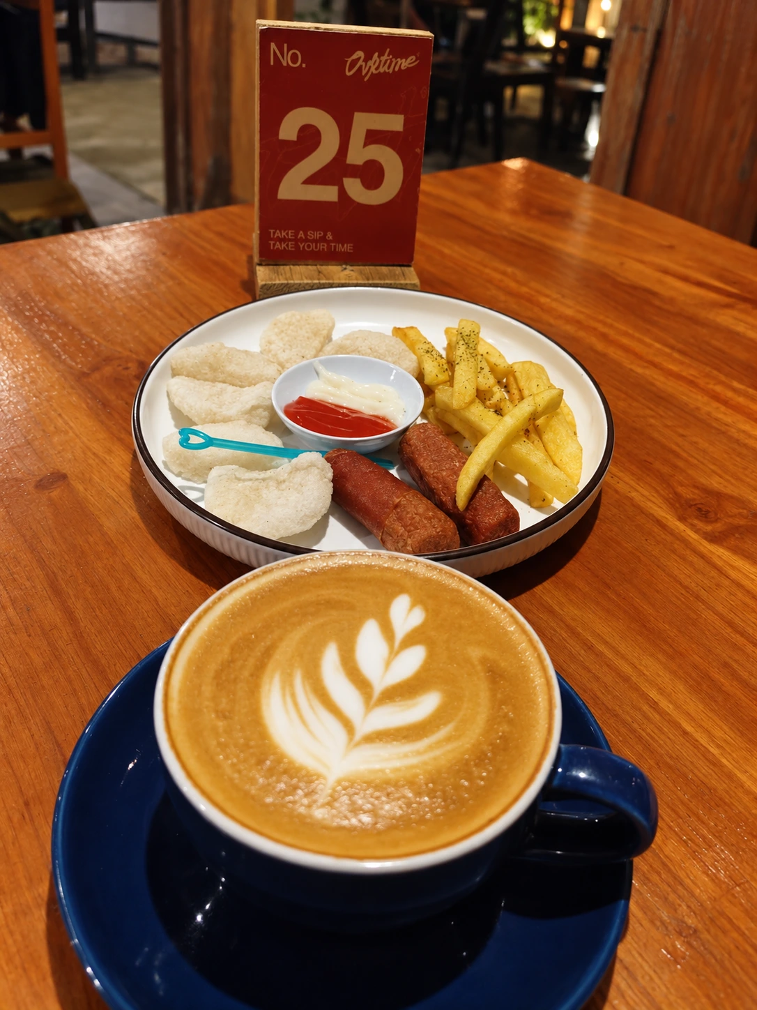 Latte dan camilan Overtime Coffee
