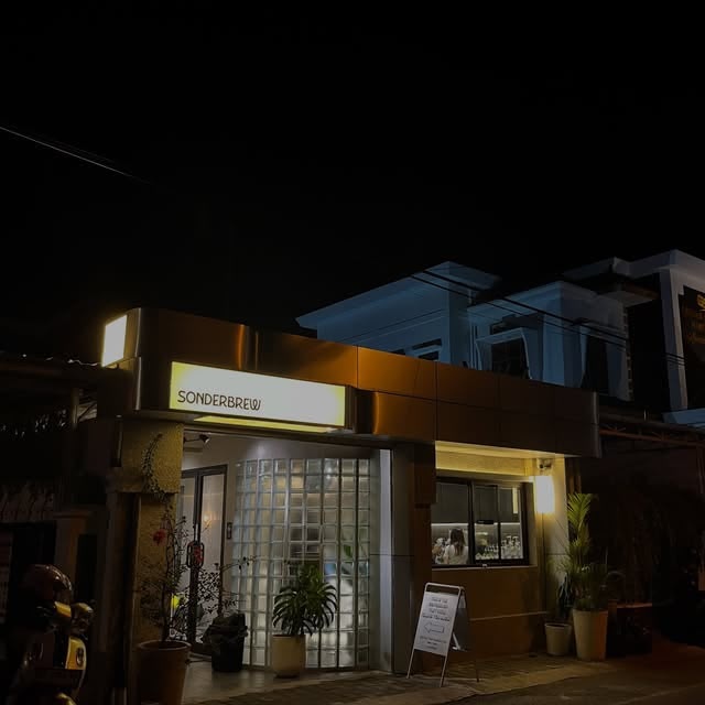 Barista membuat kopi