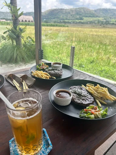Makanan dengan view persawahan